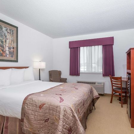 Baymont By Wyndham Marshfield Hotel Exterior photo