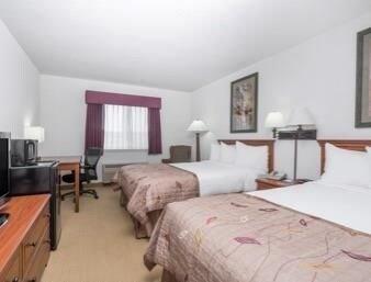 Baymont By Wyndham Marshfield Hotel Exterior photo