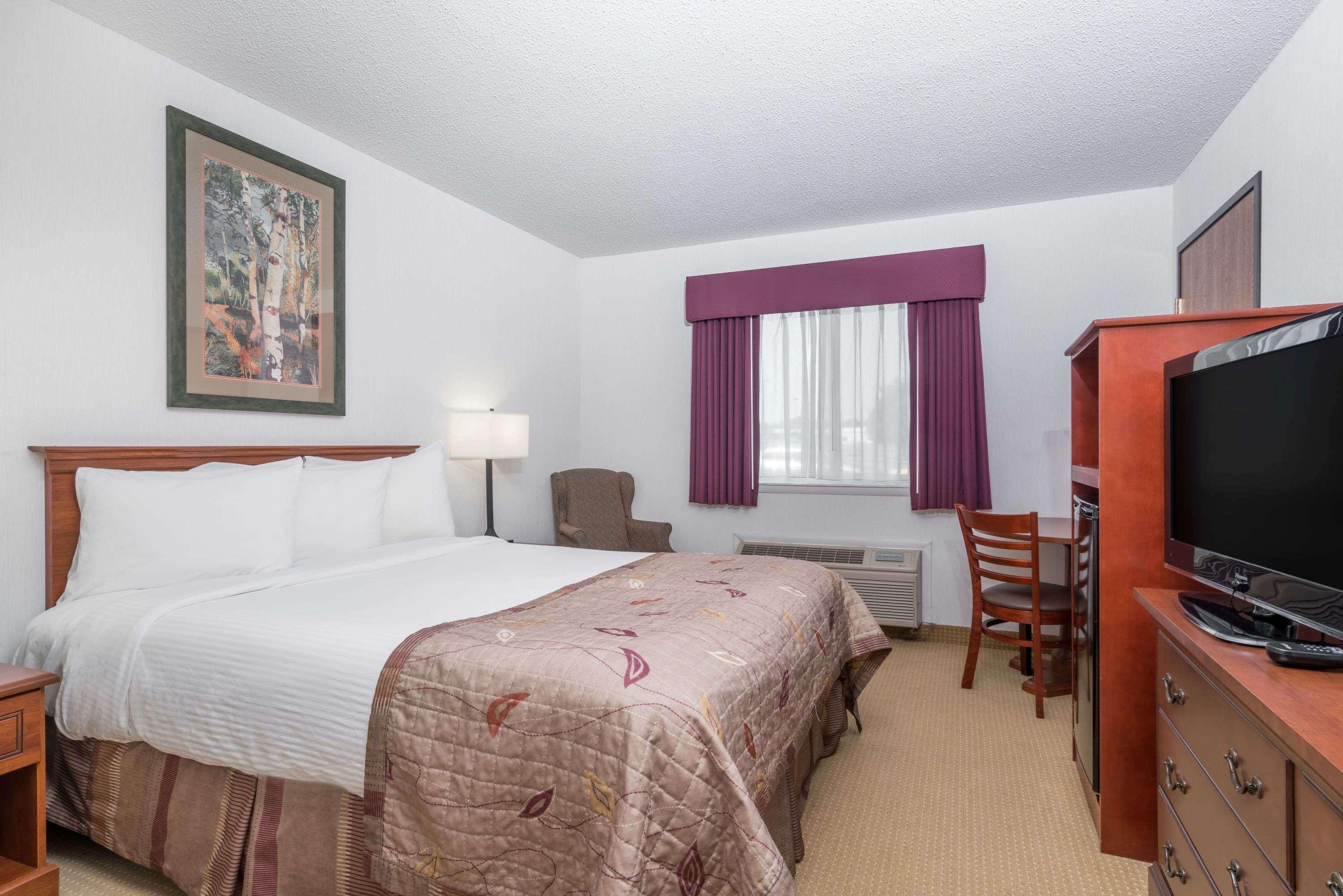 Baymont By Wyndham Marshfield Hotel Exterior photo