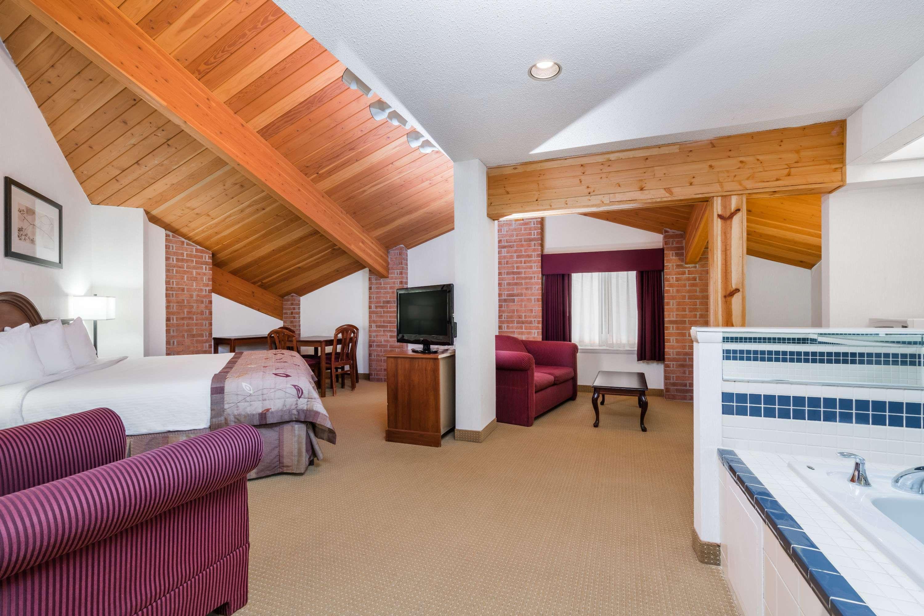 Baymont By Wyndham Marshfield Hotel Exterior photo