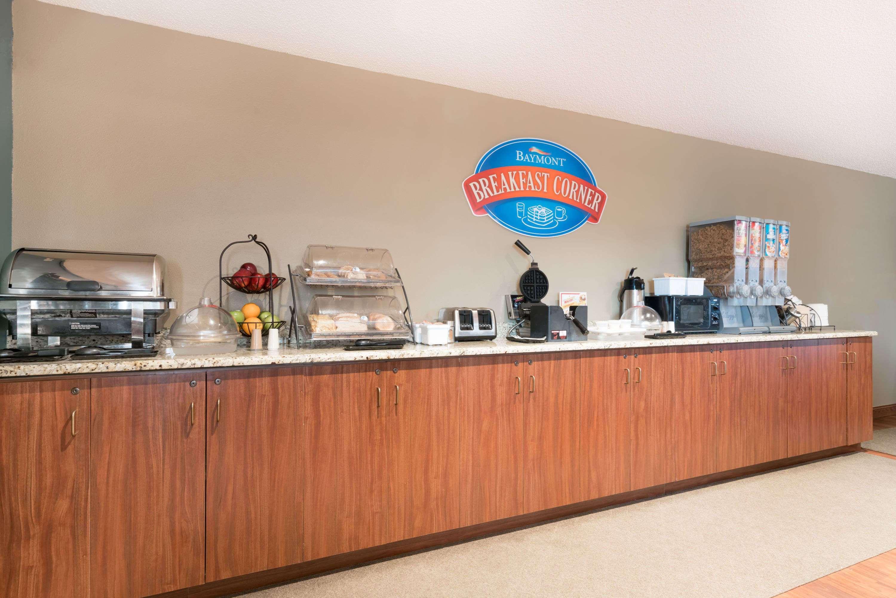 Baymont By Wyndham Marshfield Hotel Exterior photo