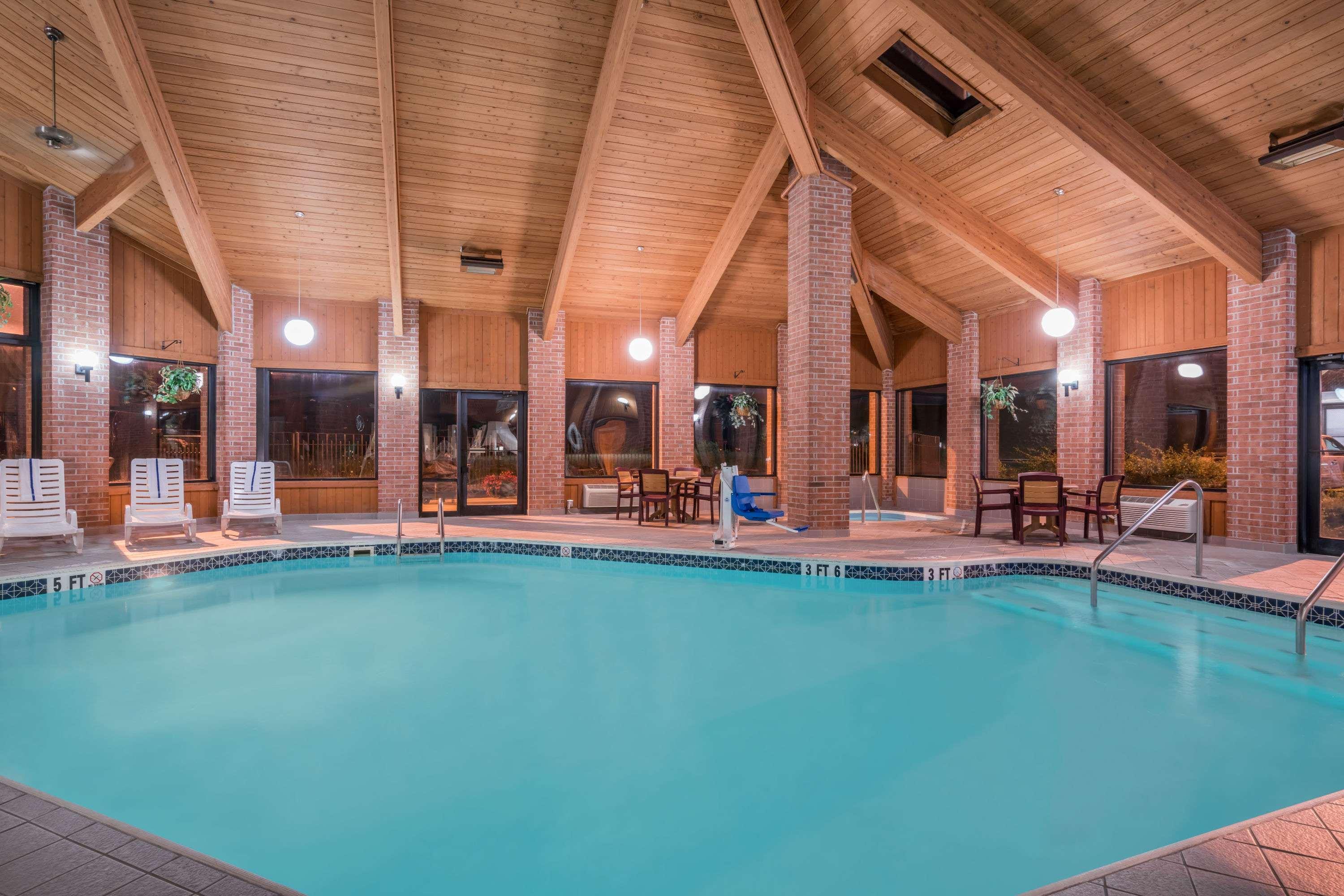 Baymont By Wyndham Marshfield Hotel Exterior photo