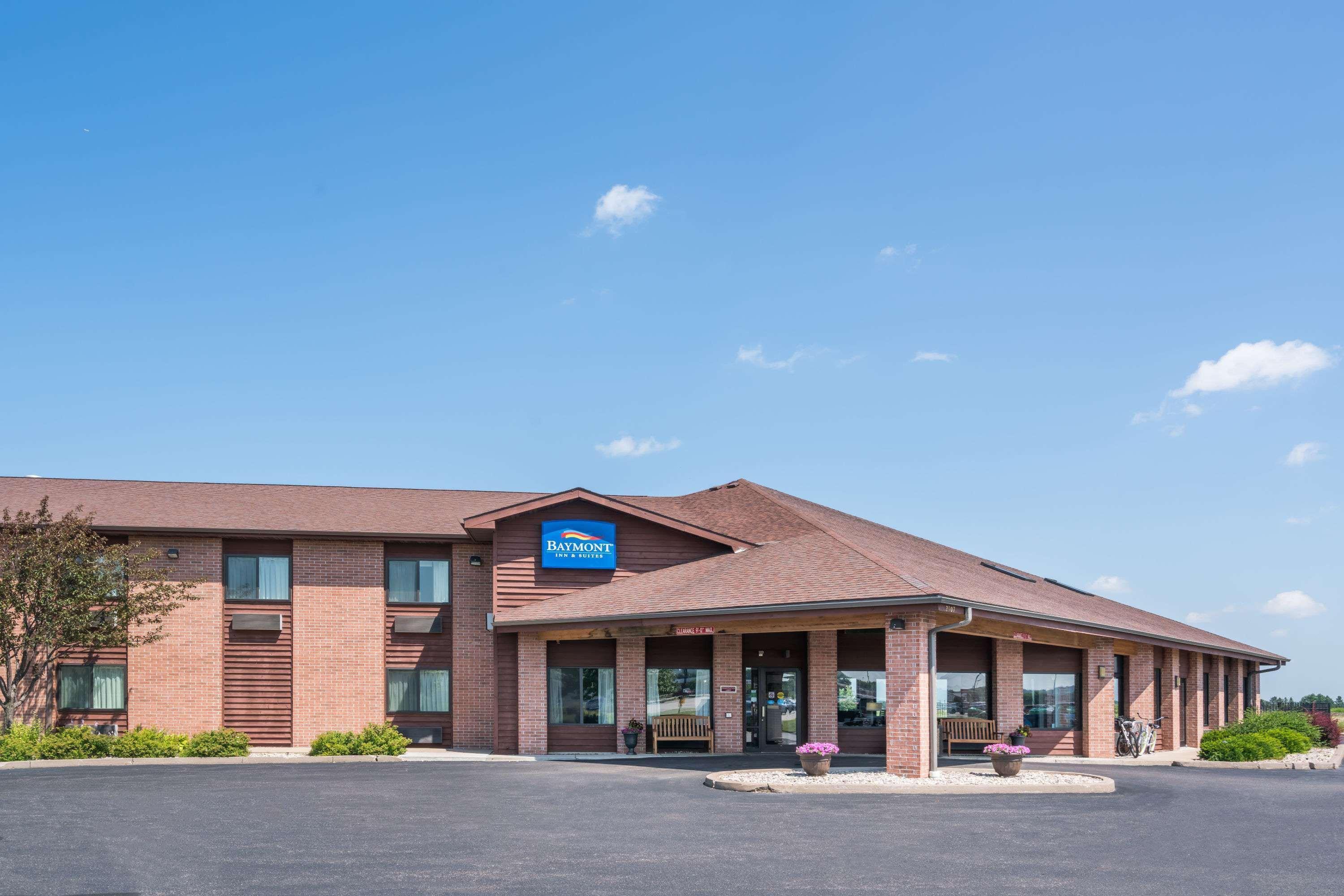 Baymont By Wyndham Marshfield Hotel Exterior photo