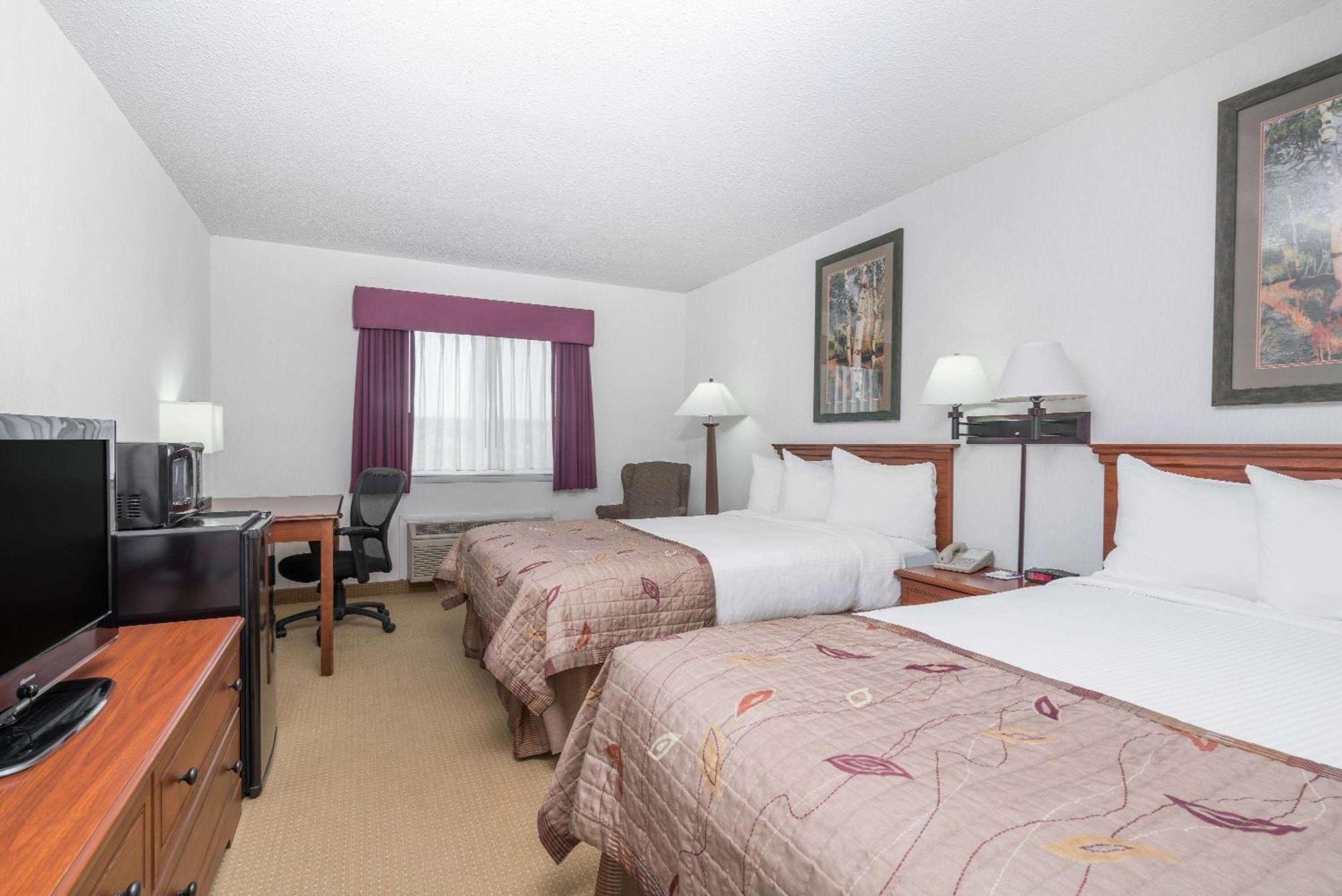 Baymont By Wyndham Marshfield Hotel Exterior photo