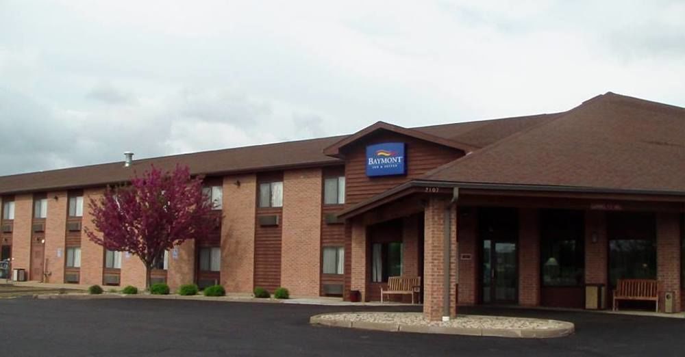 Baymont By Wyndham Marshfield Hotel Exterior photo