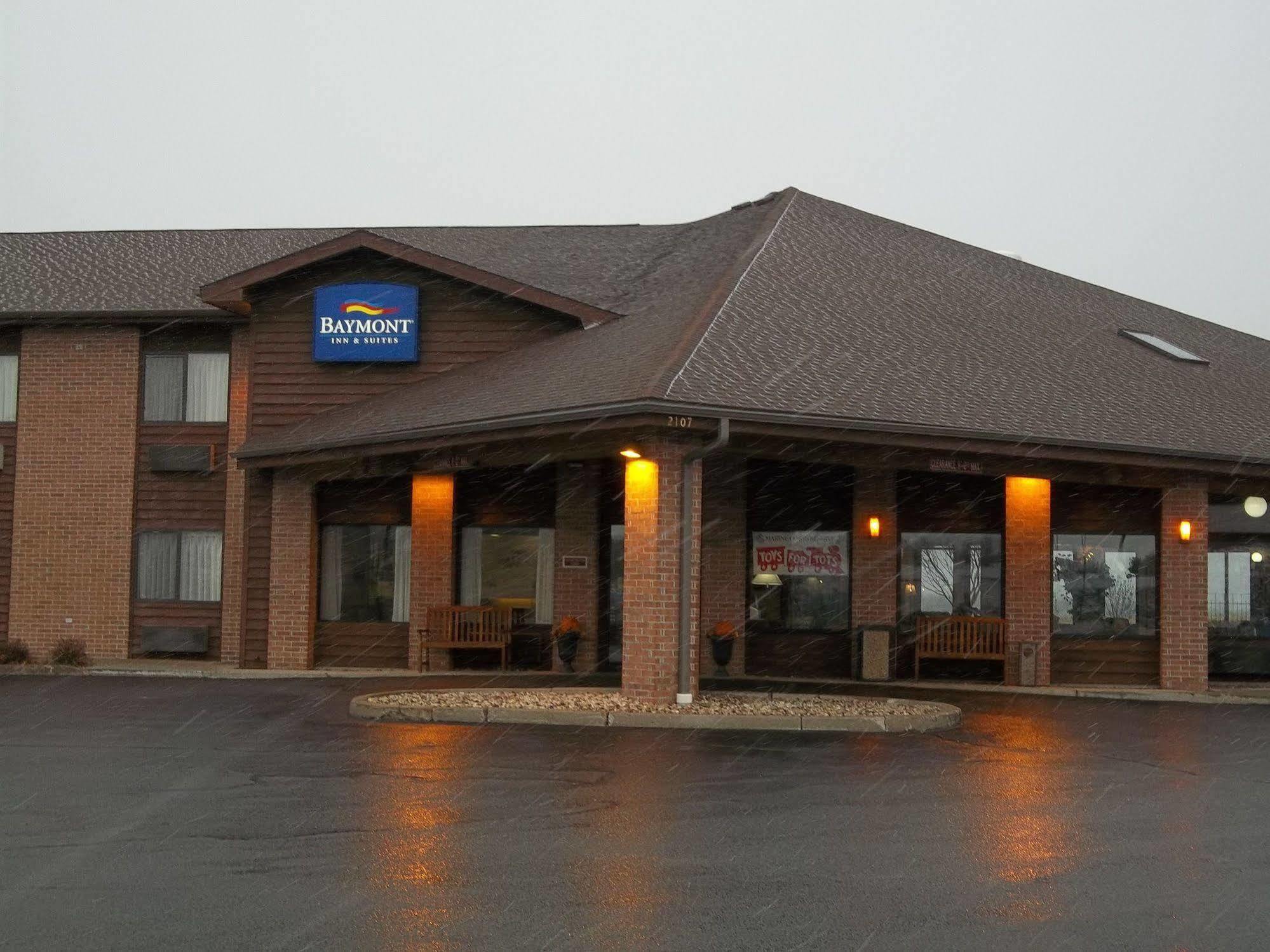 Baymont By Wyndham Marshfield Hotel Exterior photo